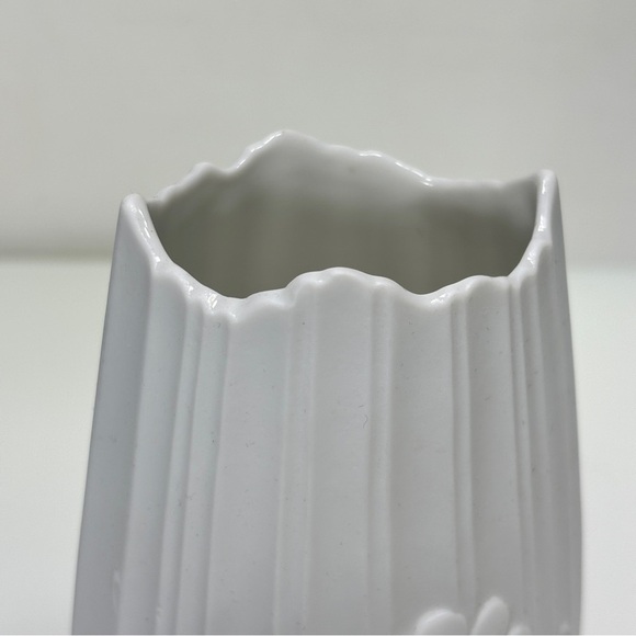 Vintage Kaiser White Bisque Porcelain Floral Pattern Jagged Edge Vase - Picture 3 of 11